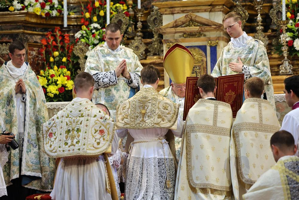 Imposition de l&rsquo;étole et de la chasuble