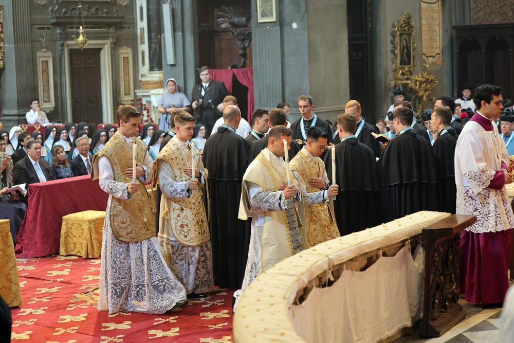 Les nouveaux prêtres offrent leur cierge au Pontife