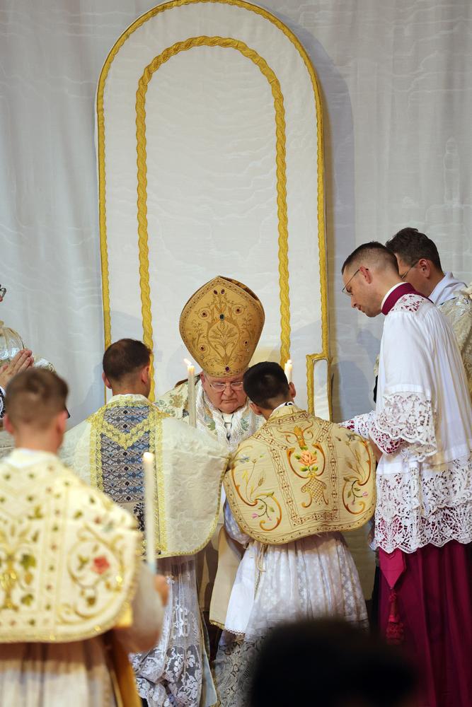 Les nouveaux prêtres offrent leur cierge au Pontife