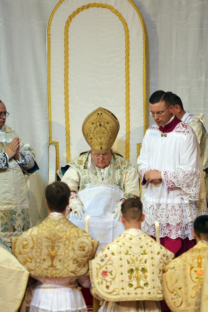 Les nouveaux prêtres offrent leur cierge au Pontife