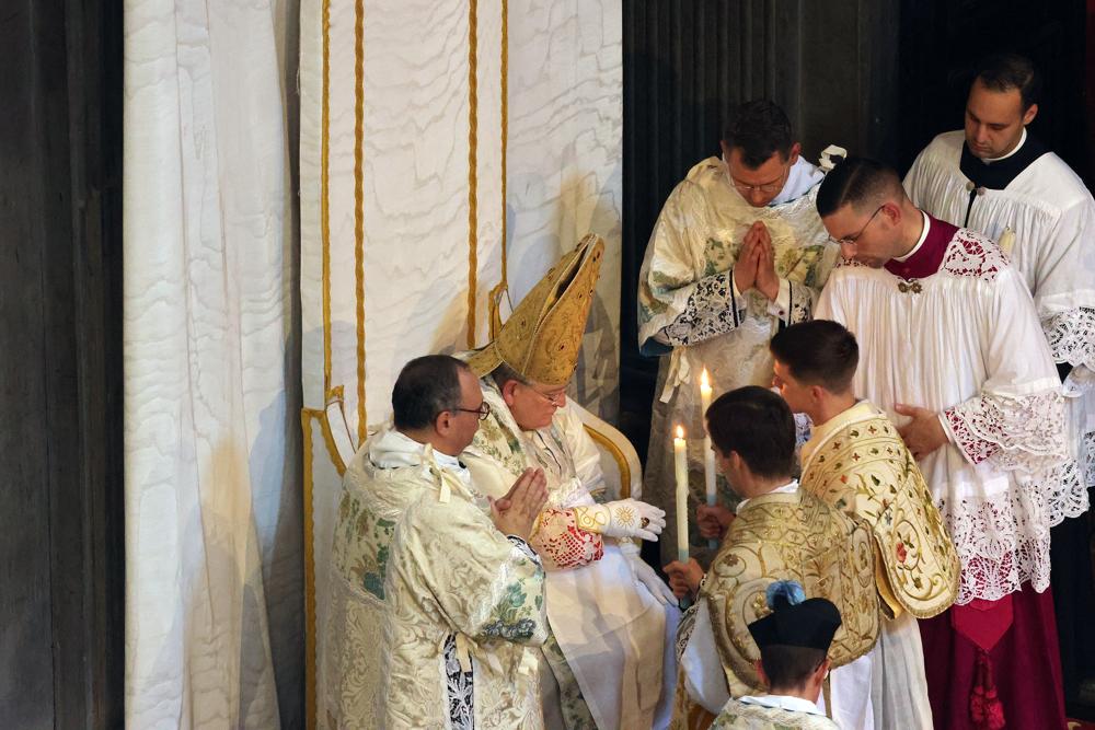 Les nouveaux prêtres offrent leur cierge au Pontife