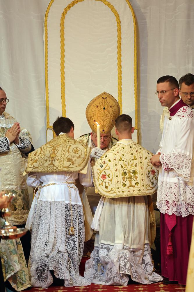 Les nouveaux prêtres offrent leur cierge au Pontife