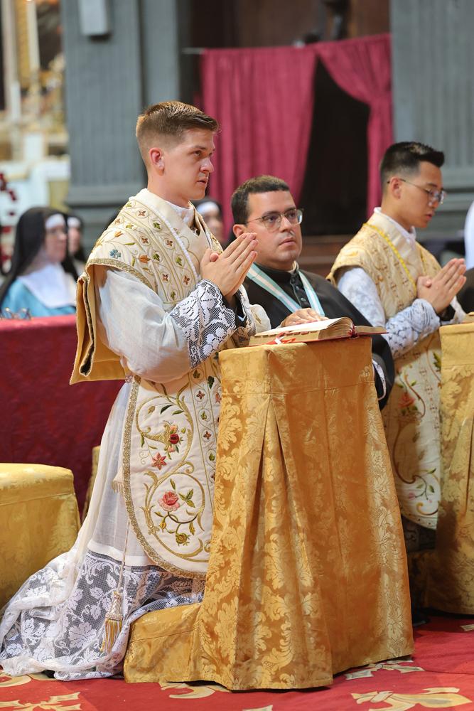 Les jeunes prêtres, assistés par un chanoine, récitent les prières de la Messe avec le Pontife 