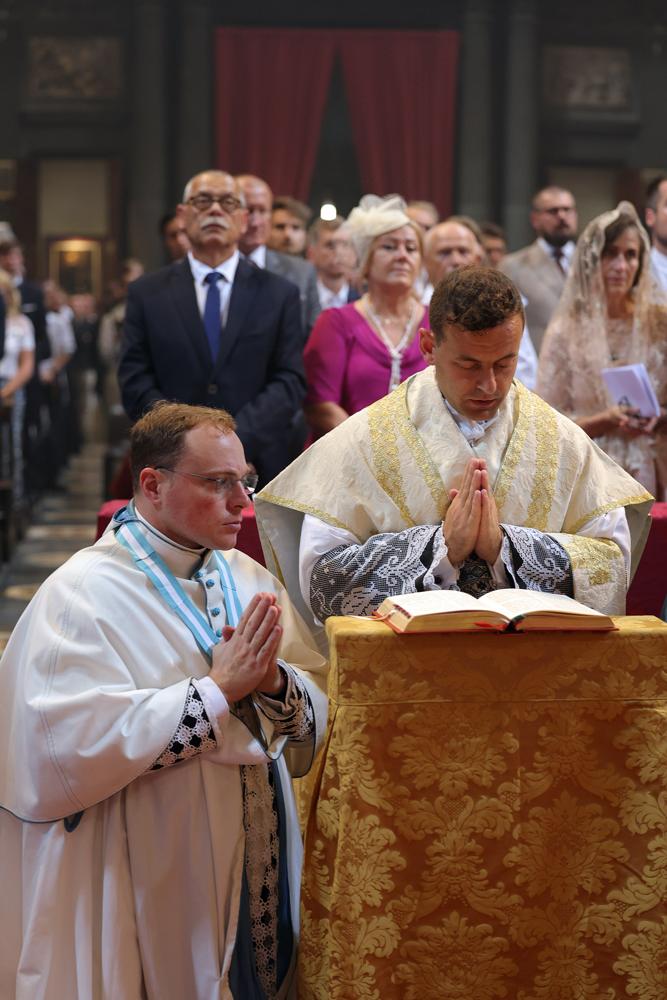 Les jeunes prêtres, assistés par un chanoine, récitent les prières de la Messe avec le Pontife