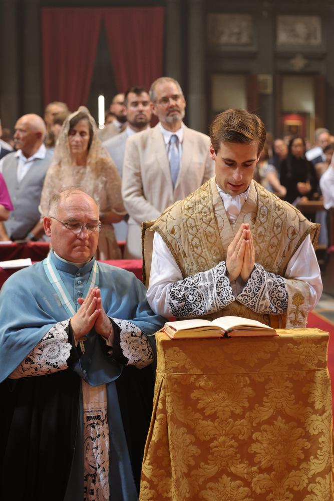 Les jeunes prêtres, assistés par un chanoine, récitent les prières de la Messe avec le Pontife