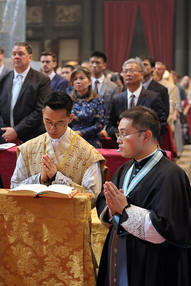 Les jeunes prêtres, assistés par un chanoine, récitent les prières de la Messe avec le Pontife