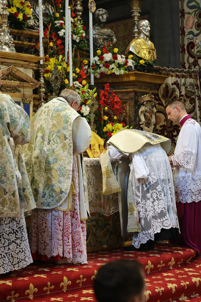 Les nouveaux prêtres reçoivent la paix du Pontife