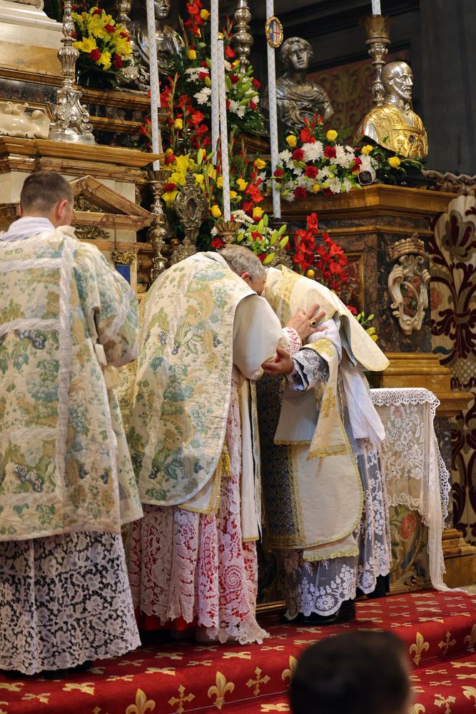 Les nouveaux prêtres reçoivent la paix du Pontife