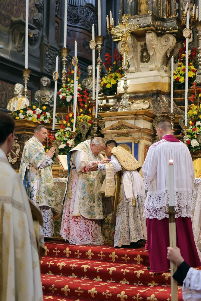 Les nouveaux prêtres reçoivent la paix du Pontife
