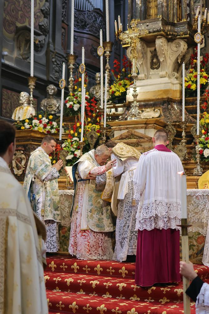 Les nouveaux prêtres reçoivent la paix du Pontife