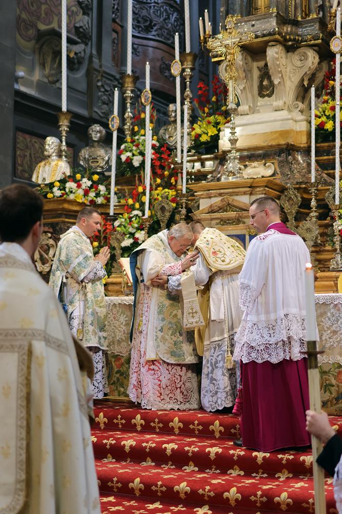 Les nouveaux prêtres reçoivent la paix du Pontife