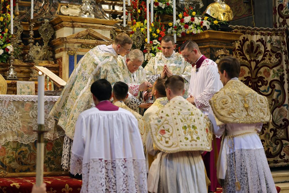 Les nouveaux prêtres reçoivent la communion de la main du Pontife après avoir baisé son anneau