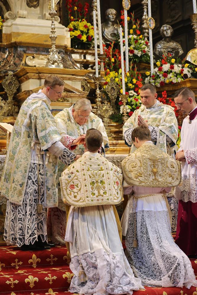 Les nouveaux prêtres reçoivent la communion de la main du Pontife après avoir baisé son anneau