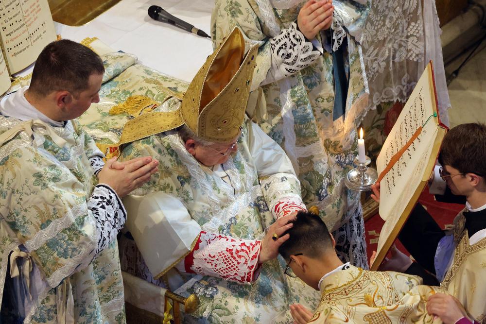 Seconde imposition des mains et déploiement de la chasuble