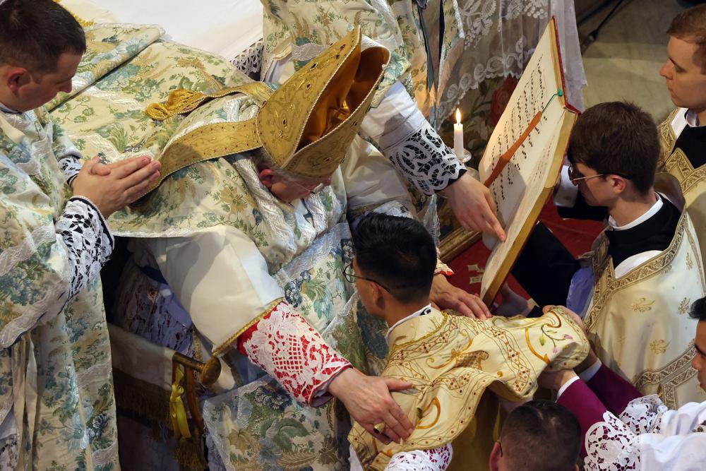 Seconde imposition des mains et déploiement de la chasuble