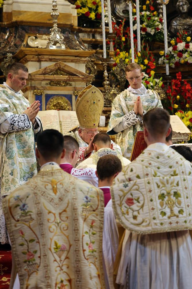 Seconde imposition des mains et déploiement de la chasuble