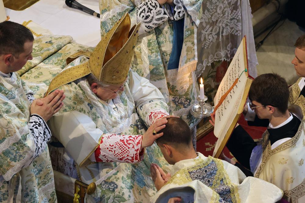 Seconde imposition des mains et déploiement de la chasuble