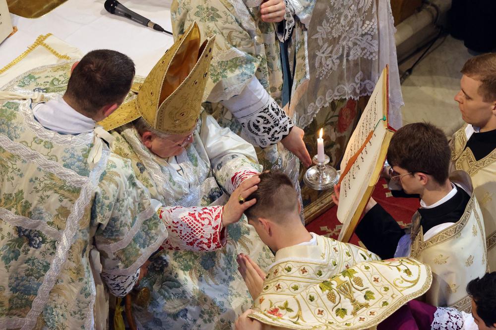 Seconde imposition des mains et déploiement de la chasuble