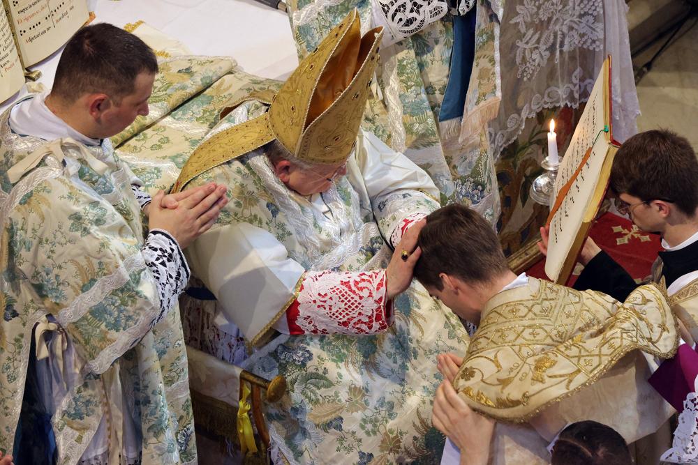 Seconde imposition des mains et déploiement de la chasuble