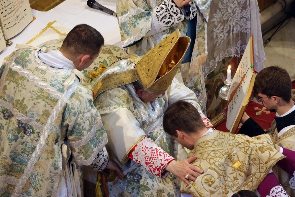 Seconde imposition des mains et déploiement de la chasuble