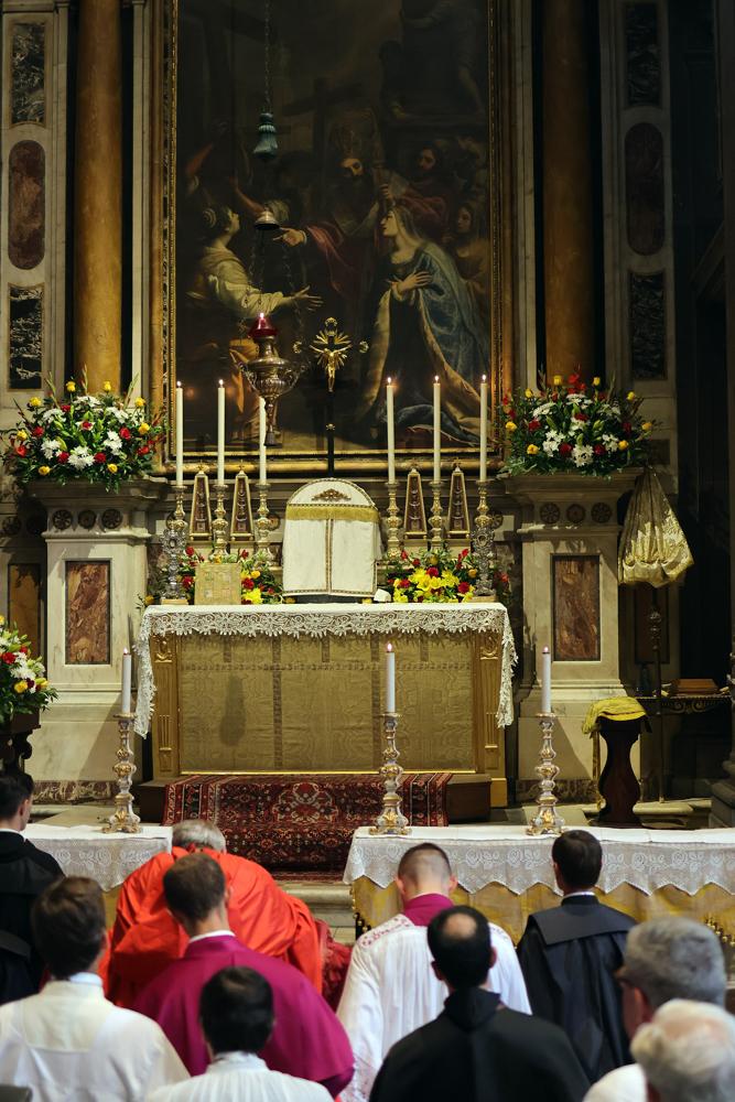 Le Pontife se recueille devant le Saint-Sacrement après la Messe