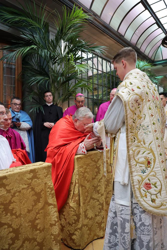 Le cardinal reçoit la première bénédiction des nouveaux prêtres