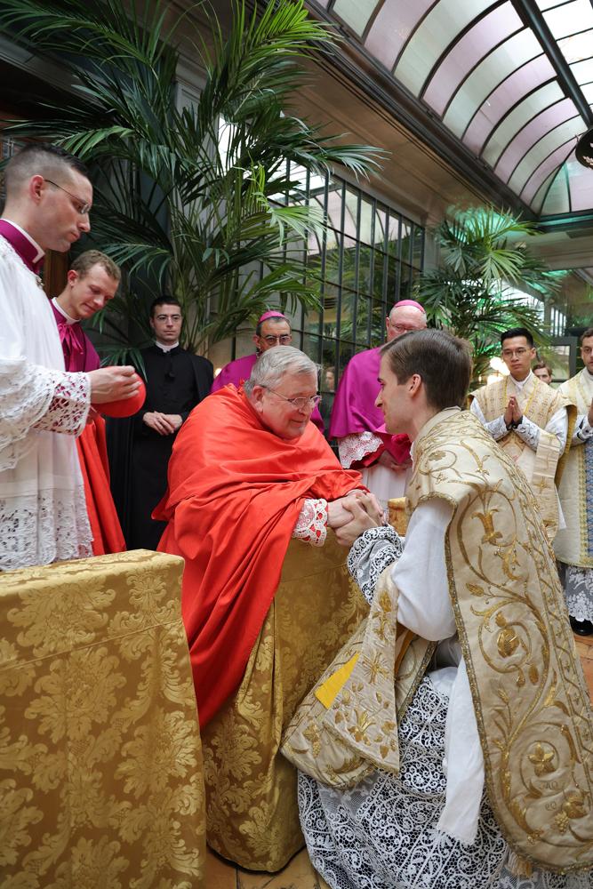 Le cardinal reçoit la première bénédiction des nouveaux prêtres