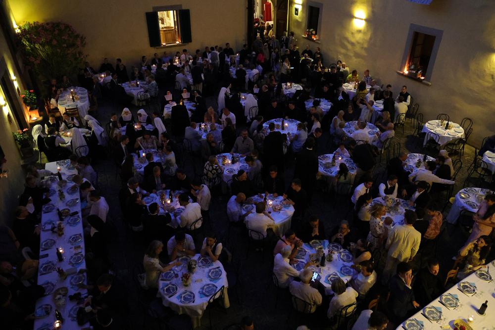 Le grand dîner dans la cour intérieure