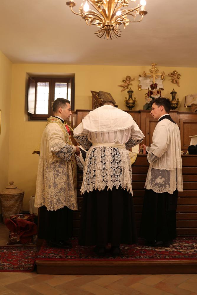 Habillement à la sacristie