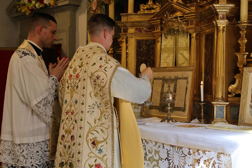 Petite élévation : <i>Omnis honor et gloria</i>