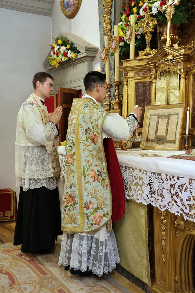 Petite élévation : <i>Omnis honor et gloria</i>
