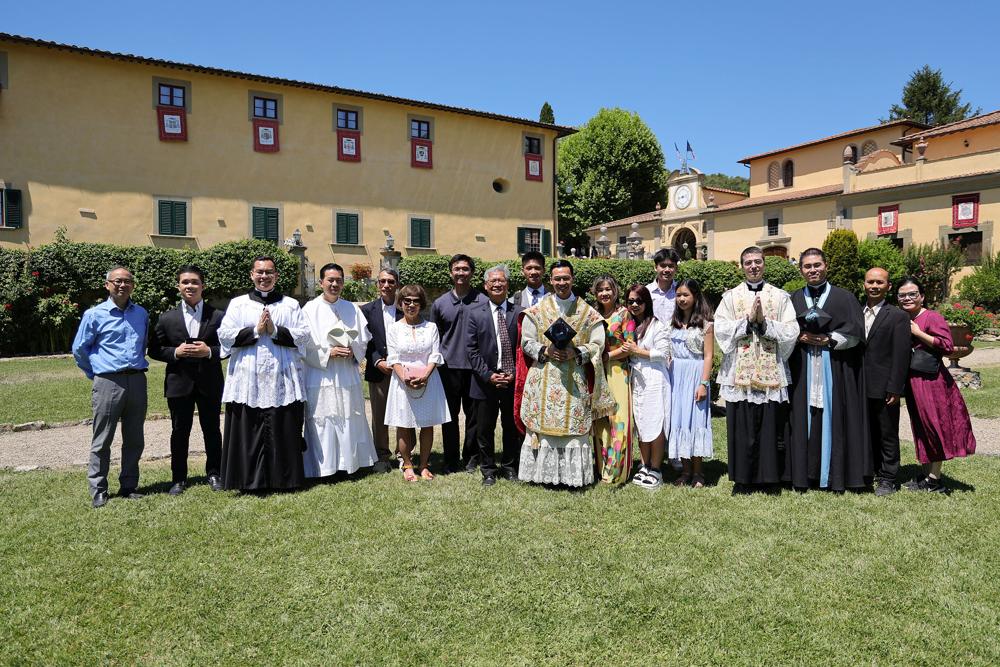 Monsieur le chanoine Nguyen avec sa famille et ses amis
