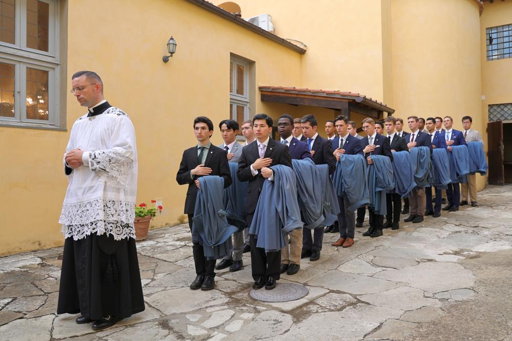Les Postulants de Première Année prêts à entrer dans la chapelle du Séminaire