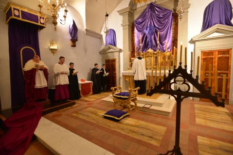Les cierges sur l&rsquo;autel sont éteints pendant que le ch&oelig;ur chante le <i>Benedictus</i>