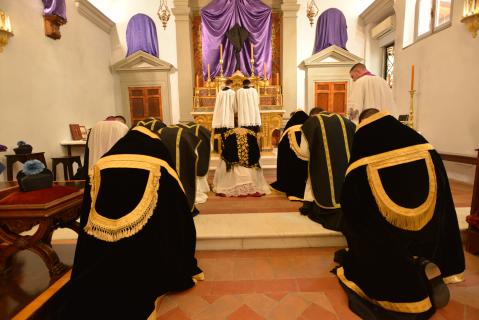Le Pontife et ses ministres se prosternent pendant que les acolytes déplient une seule nappe sur l&rsquo;autel