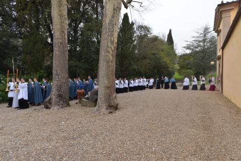 Le Saint-Sacrement est porté en procession à la chapelle