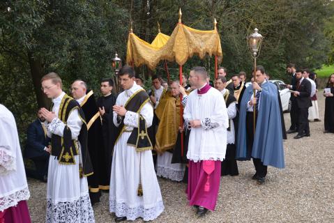Le Saint-Sacrement est porté en procession à la chapelle