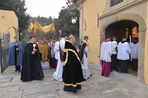 Le Saint-Sacrement est porté en procession à la chapelle