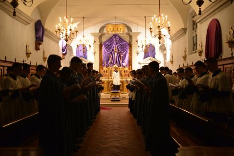 Les cierges sur l&rsquo;autel sont éteints pendant que le ch&oelig;ur chante le <i>Benedictus</i>