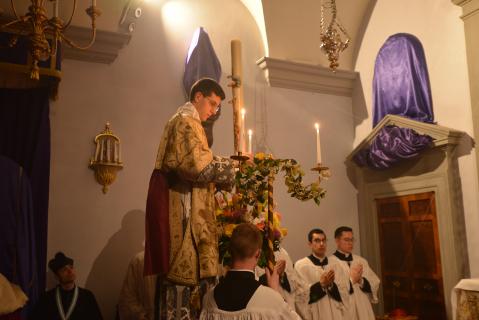Le diacre allume le cierge pascal avec le chandelier triangulaire