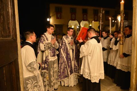Oraison à l&rsquo;entrée du baptistère