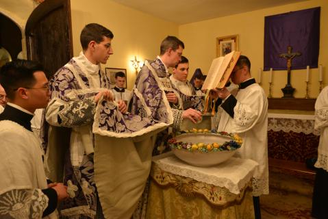 Confection de l&rsquo;eau baptismale: le célébrant verse l&rsquo;huile des catéchumènes