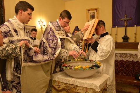 Confection de l&rsquo;eau baptismale: le célébrant verse le Saint-Chrême et l&rsquo;huile des catéchumènes