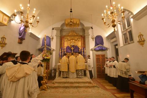 Pendant que le célébrant récite le <i>Gloria</i> les cloches sonnent, les statues et les images sont dévoilées