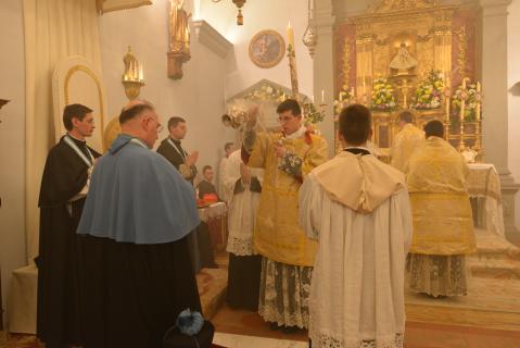 Encensement du prêtre assistant