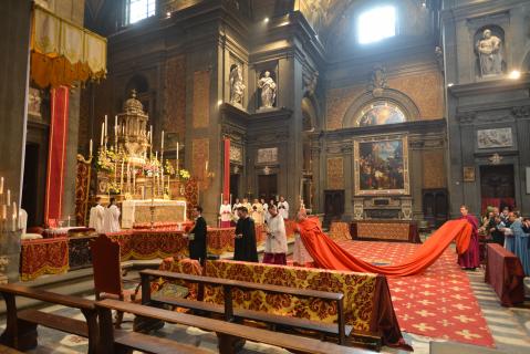 Le Pontife se rend à l&rsquo;autel du Saint-Sacrement