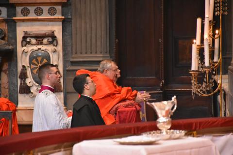 Le Pontife se recueille devant le Saint-Sacrement