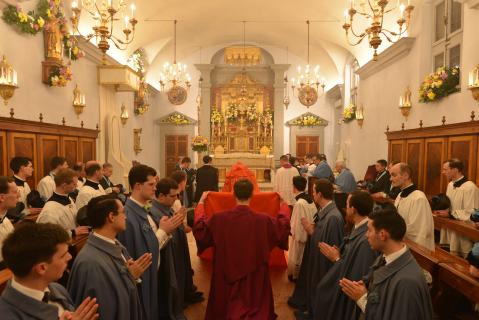 Le Pontife se recueille devant l&rsquo;autel
