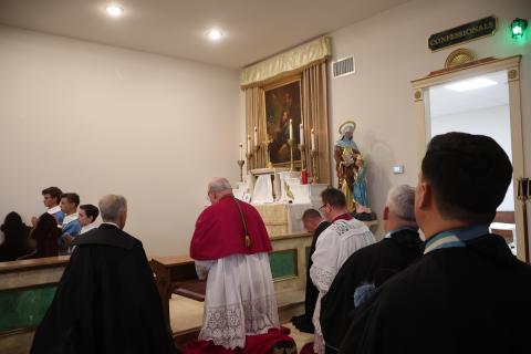 Le pontife se recueille devant le Saint-Sacrement